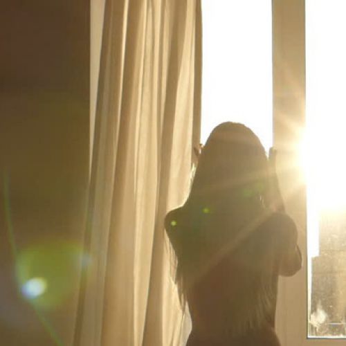 Cách một lớp cửa kính, tắm nắng có thể giúp hấp thụ vitamin D cho cơ thể?